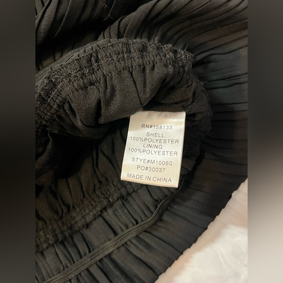 Moodie Women’s Small Black Sleeveless V-Neck Top - Picture 7 of 9